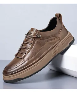 Détail du cuir grainé marron et de la semelle en caoutchouc texturée de la chaussure homme