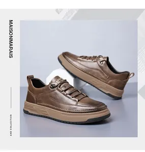 Détail d'une chaussure décontractée en cuir marron avec texture grainée et semelle