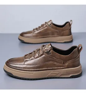 Détail de chaussures décontractées pour hommes en cuir marron avec semelle en caoutchouc