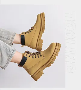 Detailansicht der weizenfarbenen Workboots mit schwarzem Kragen und rutschfester Sohle