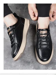 Vue portée des chaussures de loisirs en cuir noir avec semelles épaisses beiges et logo