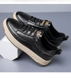 Gros plan sur chaussures décontractées en cuir noir pour hommes avec semelle beige et logo DRY