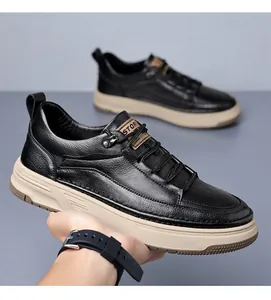 Détail d'une chaussure homme en cuir noir texturé avec étiquette Story London sur la languette