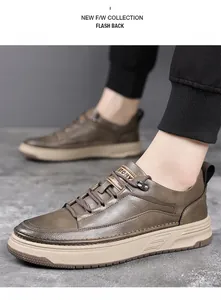 Vue détaillée de la texture en cuir marron foncé et semelle épaisse crème sur chaussure homme