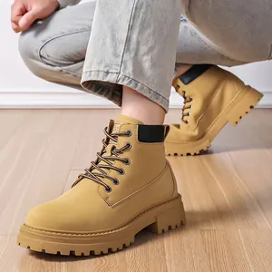 Klassische Herren-Arbeitsstiefel in Kamelgelb mit dicker Gummisohle und weichem Knöchelpolster