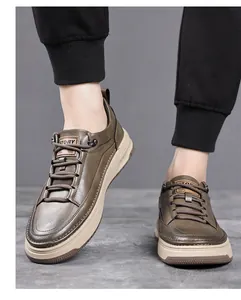 Gros plan de chaussures décontractées en cuir marron mat avec semelle épaisse en beige