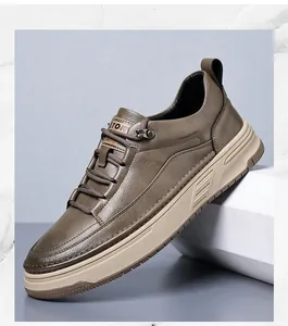Détail macro de chaussures décontractées en cuir marron foncé avec semelle épaisse beige
