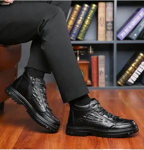Détail de bottes pour hommes en cuir croco avec fermeture éclair et semelle antidérapante