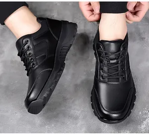 Detailansicht der schwarzen Herren-Freizeitschuhe mit dicker, rutschfester Gummisohle
