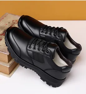 Detailansicht der schwarzen Leder-Winterschuhe mit rutschfester dicker Sohle und Schnüren