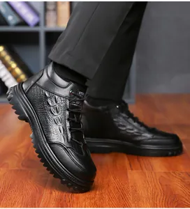 Détail de bottes d'hiver pour hommes en cuir gaufré crocodile noir avec fermeture éclair