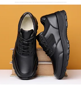 Detailansicht der schwarzen Herrenschuhe mit Warmfutter und rutschfester Sohle