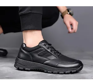 Details der schwarzen Business-Freizeitschuhe mit dicker, rutschfester Gummisohle