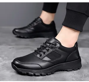 Detail von schwarzen Herren-Lederschuhen mit dicker rutschfester Sohle und mattem Finish