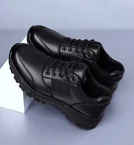 Detailansicht der schwarzen Herren-Thermoschuhe mit Leder-Mesh-Mix und rutschfester Sohle