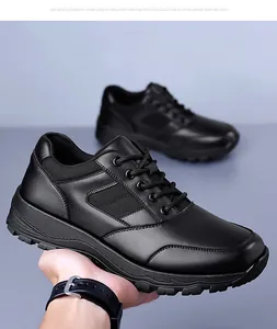 Nahaufnahme schwarzer Winter-Sneaker aus Leder mit rutschfester dicker Sohle und Schnürung