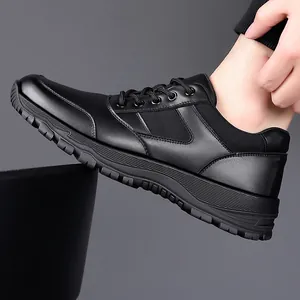Warme Herren-Freizeitschuhe in Schwarz mit dicker rutschfester Sohle und Leder-Netz