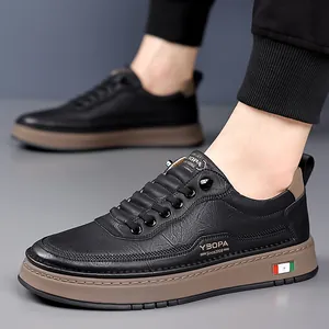 Zapatos informales de cuero negro para hombre con suela marrón y detalle de bandera