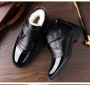 Detalle de botas de invierno para hombre con forro de piel blanca y correa de velcro