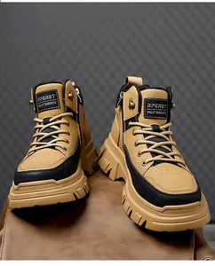 Dettaglio stivali outdoor kaki con cerniere laterali e suole spesse antiscivolo