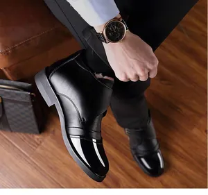 Detalle de botas de invierno para hombre en cuero con forro cálido y costuras de charol