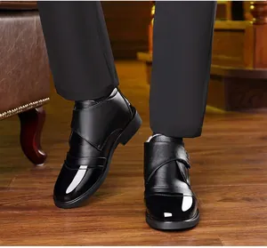 Detalle de botas de negocios para hombre en cuero de charol con cierre de velcro