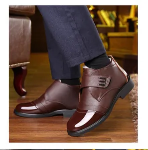 Detalle de botas de invierno marrones para hombre con forro polar cálido y textura de cuero
