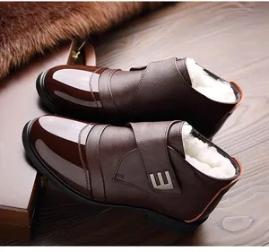 Detalle del forro de lana cálida y la textura de cuero marrón en botas de invierno para hombre