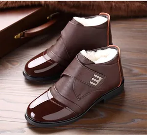 Detalle de botas de invierno para hombre en cuero con forro de lana y hebilla