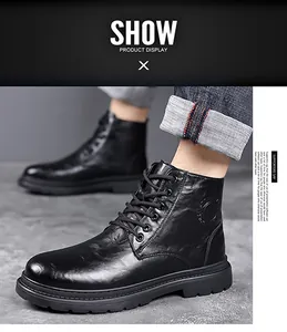 Detailansicht der schwarzen Herren-Lederstiefel mit Schnürung und Logoprägung im Detail