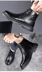 Detail der schwarzen Leder-Herrenstiefel mit SPORT-Prägung und Schnürverschluss-Design