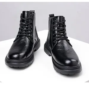 Detail von schwarzen Lederboots mit rutschfester Gummisohle und runden Schnürsenkeln