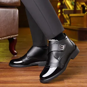 Botas de invierno de cuero para hombre en negro con forro de felpa y hebilla