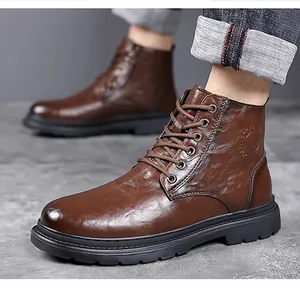Nahaufnahme dunkelbrauner Lederstiefel zum Schnüren mit rutschfester Gummisohle für Herren