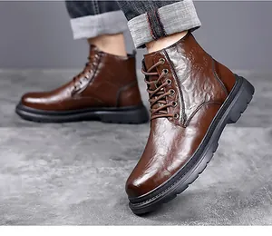 Nahaufnahme brauner Martin-Stiefel aus Leder mit natürlicher Textur und Gummisohle