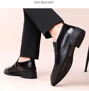 Detailansicht der schwarzen spitzen Lederschuhe mit Reißverschluss und rutschfester Sohle