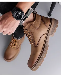 Detail der braunen Arbeitsstiefel mit Wellennähten und strapazierfähiger rutschfester Sohle
