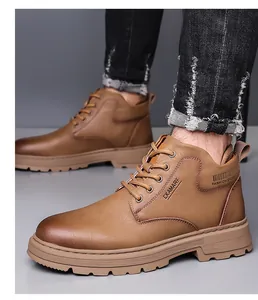 Nahaufnahme brauner matter Lederstiefel mit Modeschrift und dicker rutschfester Sohle