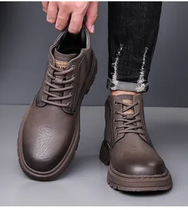 Detailaufnahme der braunen Retro-Schnürstiefel mit Lederstruktur und rutschfester Sohle