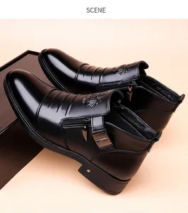 Detailansicht der schwarzen Lederstiefel mit seitlichem Reißverschluss und Löwenkopf