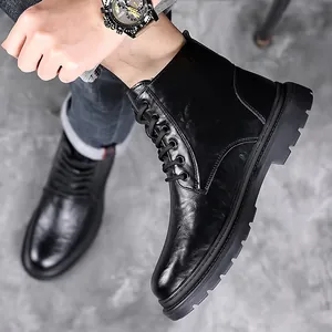 Klassische schwarze Herren-Lederstiefel mit Gummisohle und Schnürung im Militärstil
