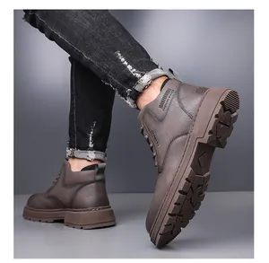 Detailansicht der Herren-Stiefeletten aus mattem Leder mit dicker rutschfester Gummisohle