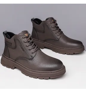 Detailansicht der dunkelbraunen Herren-Stiefel mit robuster Gummisohle und Lederstruktur