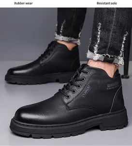 Detail von schwarzen Martin Boots aus Leder mit rutschfesten Gummisohlen und Ösen