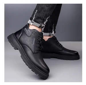 Detailansicht der schwarzen Lederstiefel mit rutschfester Gummisohle und Seitenlogo