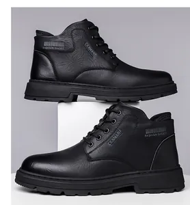 Detailansicht der schwarzen Lederstiefel mit geprägten Logos und strapazierfähiger Gummisohle