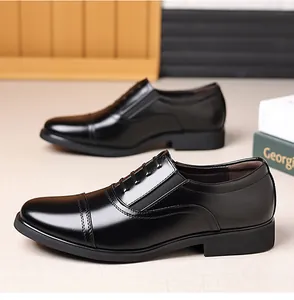 Details schwarzer Cap-Toe Lederschuhe mit elastischen Einsätzen für hohen Komfort