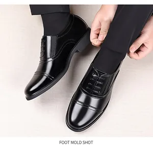 Klassische schwarze Leder-Business-Schuhe mit Cap Toe zu schwarzer Anzughose