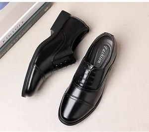 Detail von schwarzen Leder-Business-Schuhen mit Cap-Toe-Design und Ziernähten