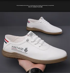 Détail macro d'une chaussure décontractée blanche pour hommes avec semelle antidérapante